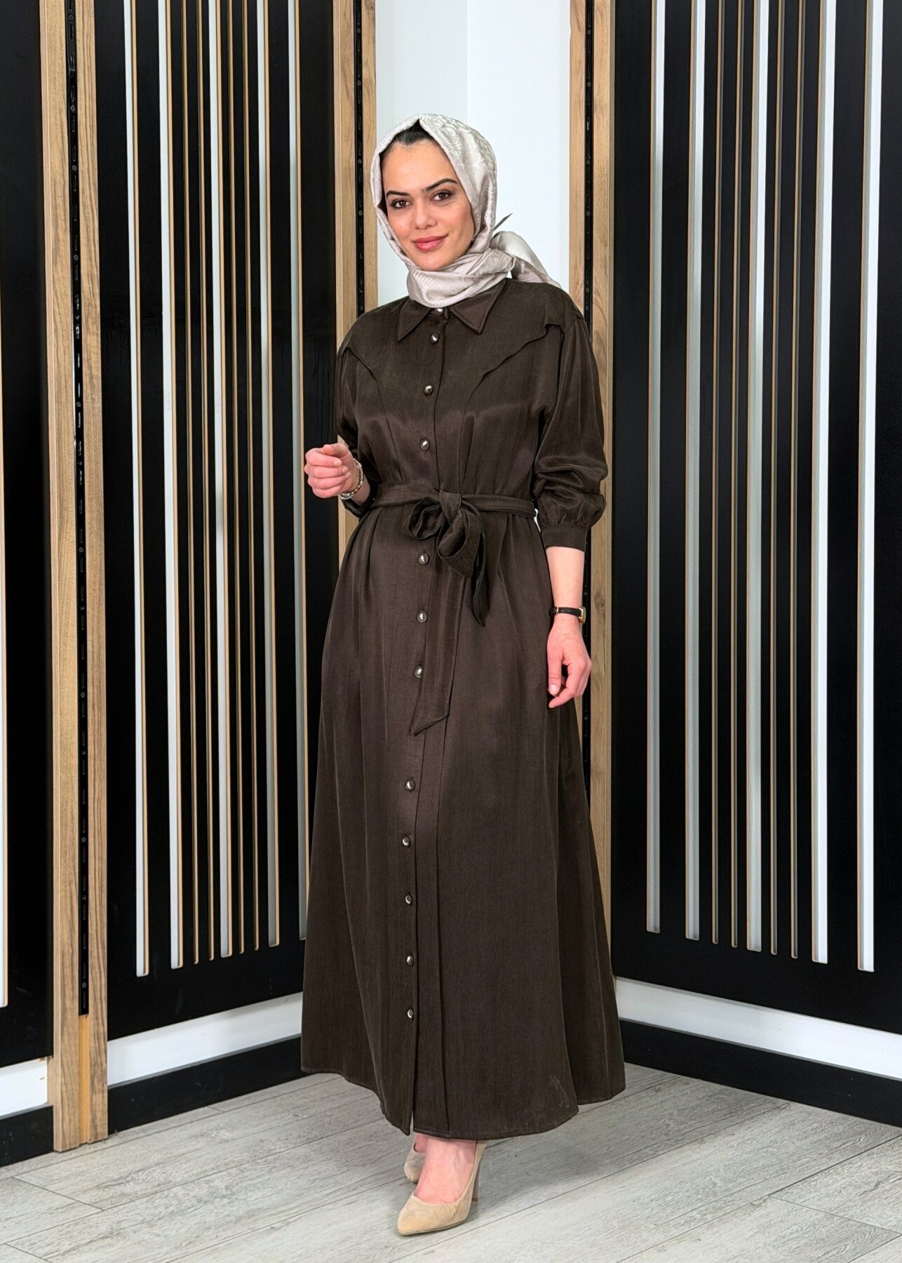 Clande Omuzu Parça Detaylı Kuşaklı Elbise KAHVE - 2