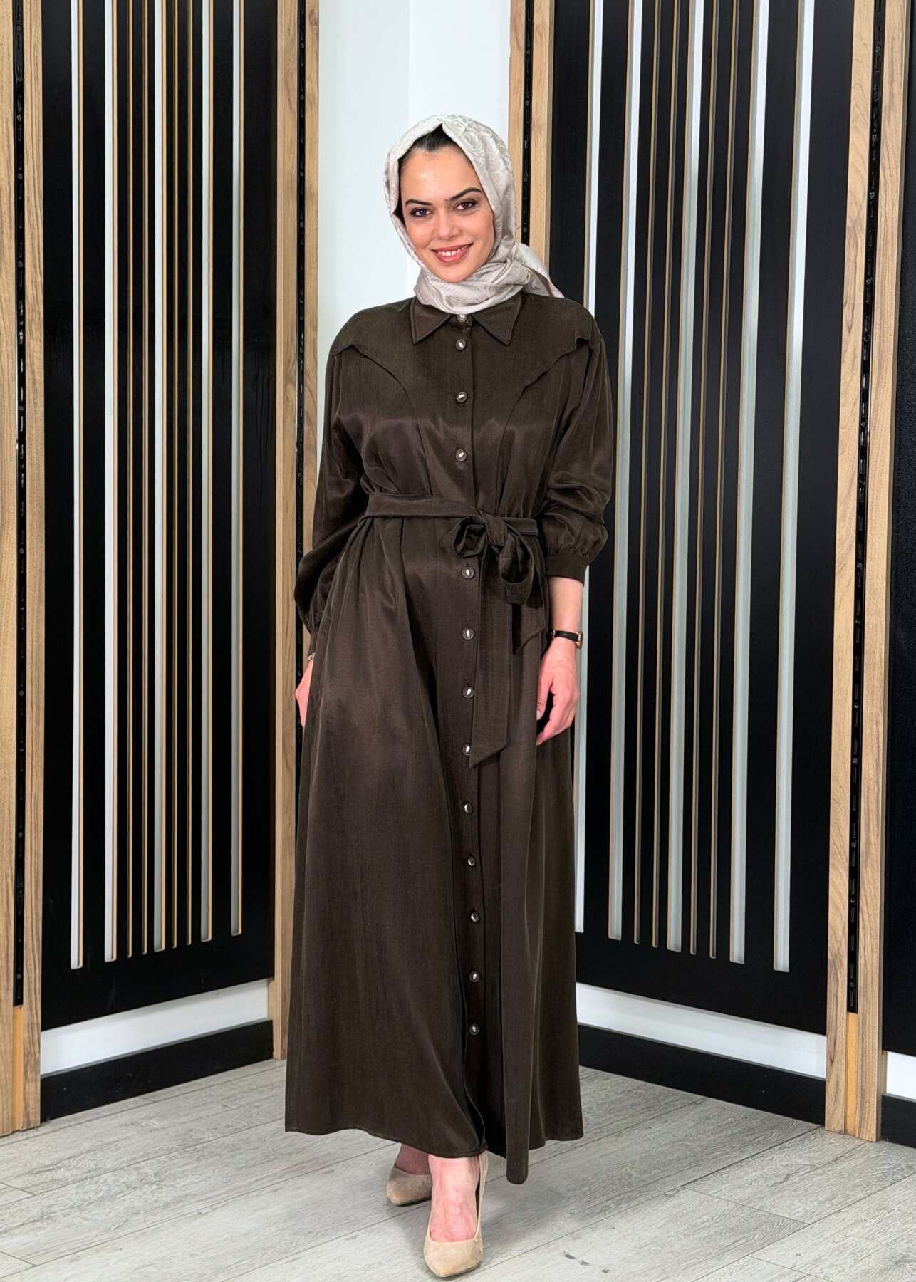 Clande Omuzu Parça Detaylı Kuşaklı Elbise KAHVE - 3