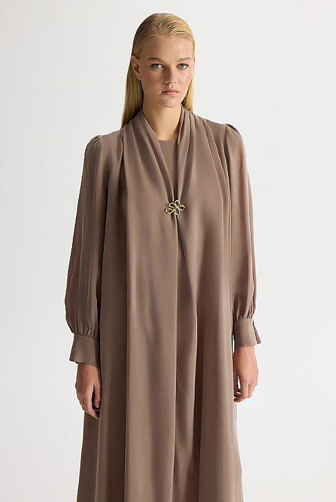 Miss Dalida Yaka Detaylı Broşlu Cupro Elbise Cacao Powder 