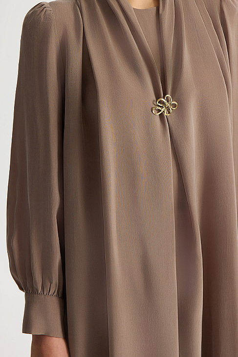 Miss Dalida Yaka Detaylı Broşlu Cupro Elbise Cacao Powder - 4