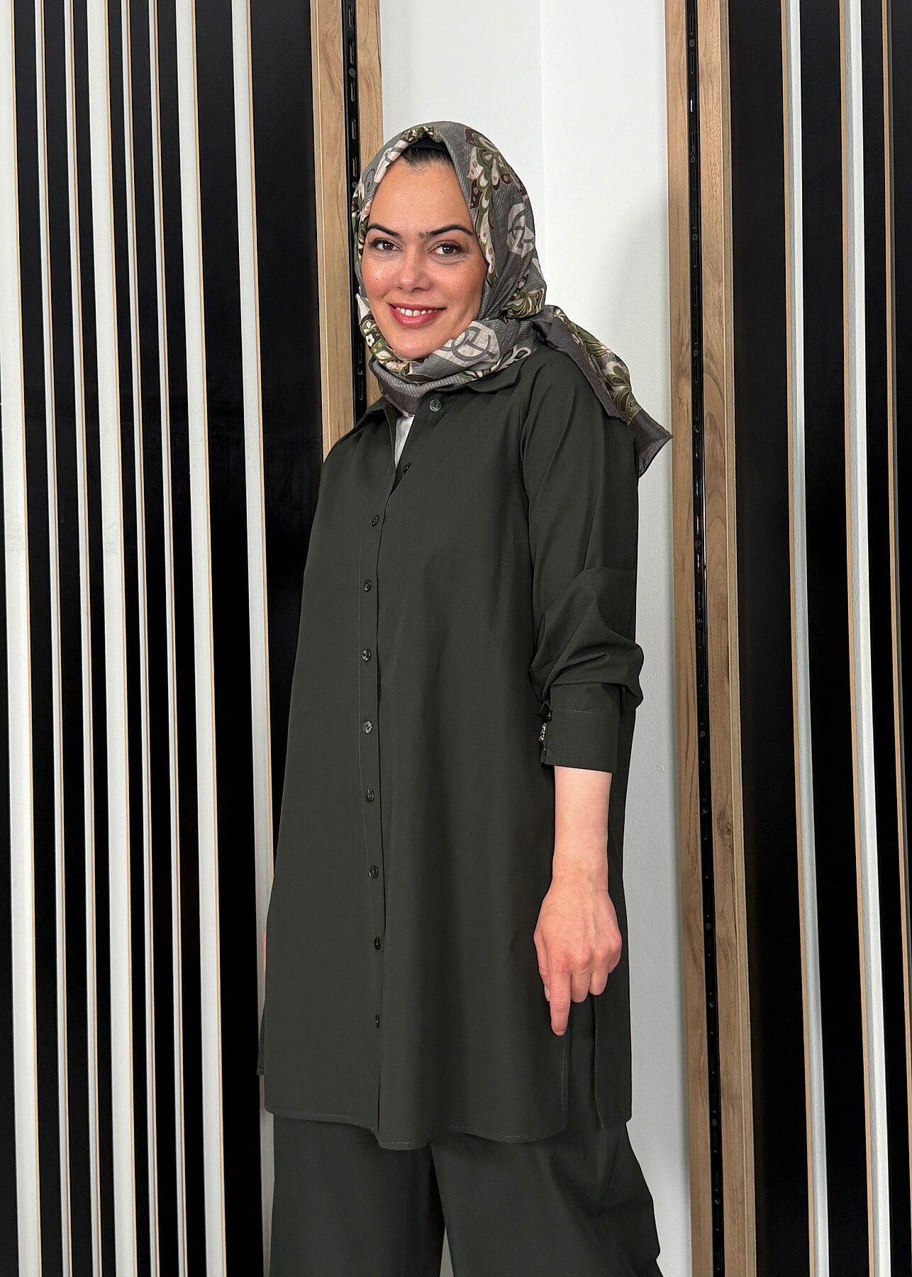Miss Dalida Yanları Yırtmaçlı Düz Renk Poplin Gömlek KHAKİ - 3