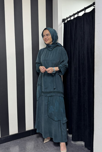 MissWhence Şallı Dantel Detaylı İpek Elbise ZÜMRÜT