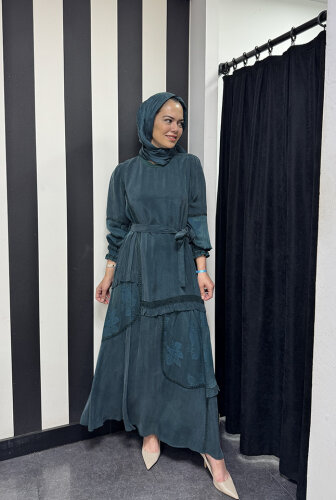 MissWhence Şallı Dantel Detaylı İpek Elbise ZÜMRÜT - 2