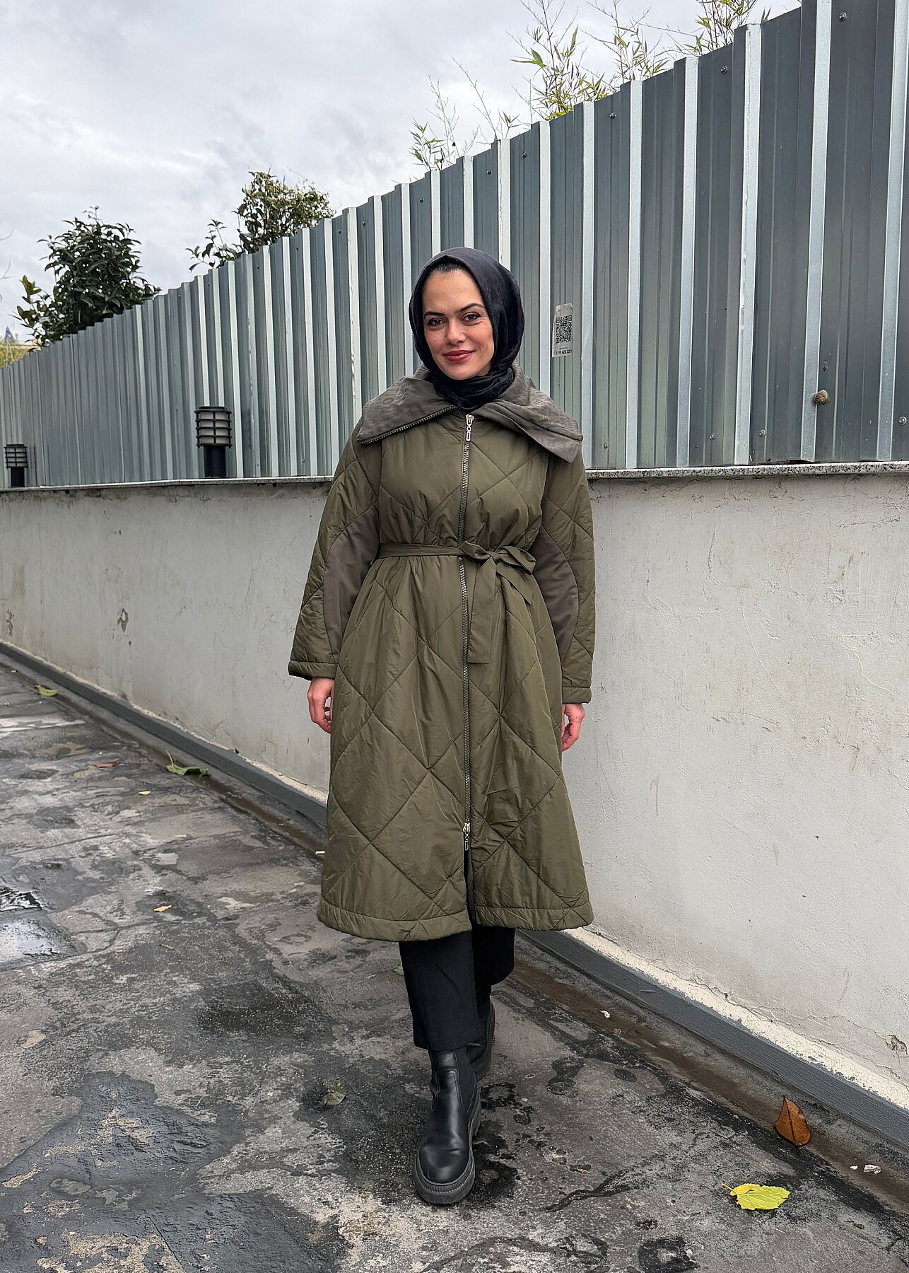 MissWhence Yakası Yazı Baskılı Şişme Mont HAKİ - 1
