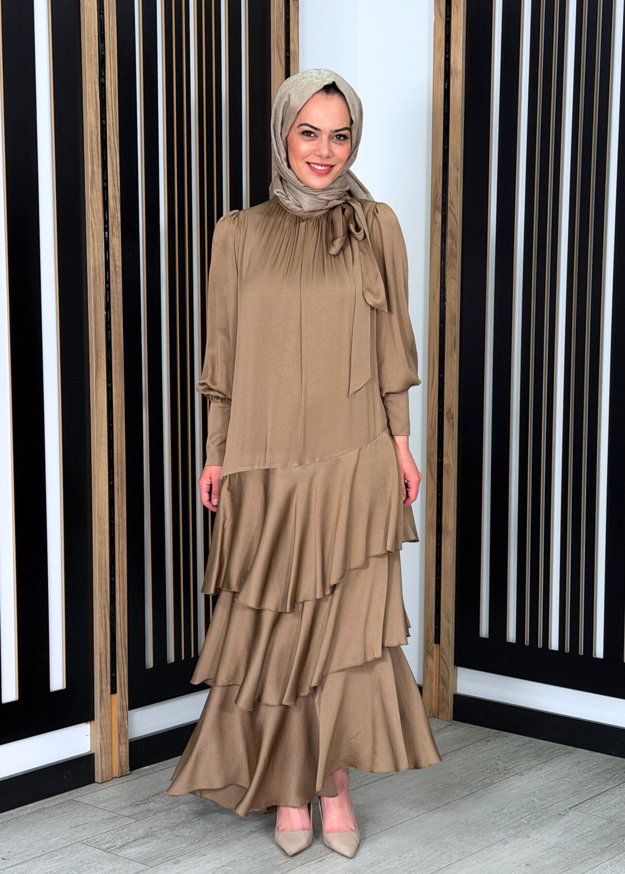 Noİ Viscon Mistik Fularlı Yaka Eteği Volanlı Elbise VİZON - 1