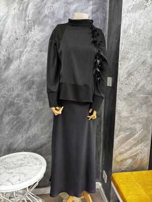 Qupra Çiçek Aksesuar Detaylı Saten Etek Detaylı Takım SİYAH - 4