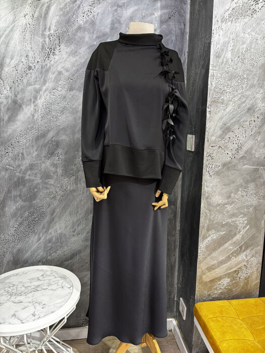 Qupra Çiçek Aksesuar Detaylı Saten Etek Detaylı Takım SİYAH - 4
