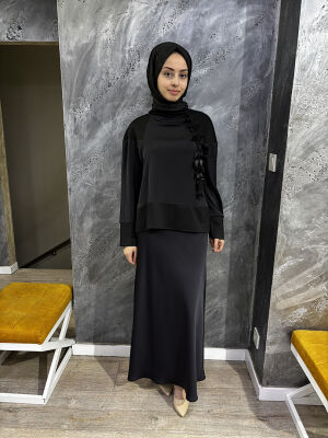 Qupra Çiçek Aksesuar Detaylı Saten Etek Detaylı Takım SİYAH - 1