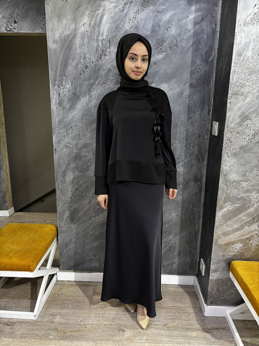 Qupra Çiçek Aksesuar Detaylı Saten Etek Detaylı Takım SİYAH - 1