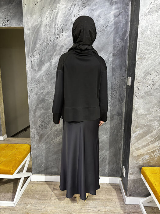 Qupra Çiçek Aksesuar Detaylı Saten Etek Detaylı Takım SİYAH - 3