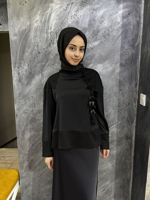 Qupra Çiçek Aksesuar Detaylı Saten Etek Detaylı Takım SİYAH - 2
