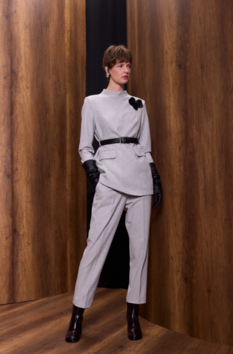 Qupra Çiçek Aksesuarlı Poliviskon Takım GRİ