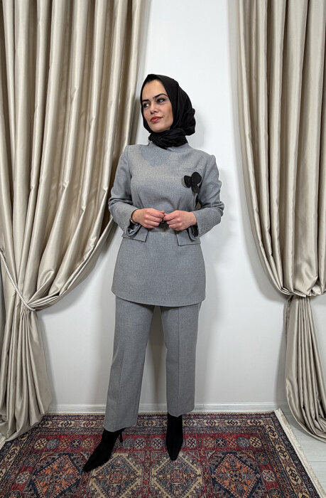 Qupra Çiçek Aksesuarlı Poliviskon Takım GRİ - 3