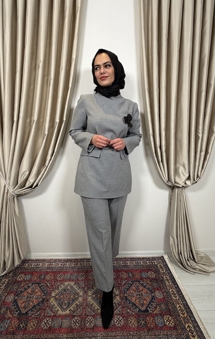 Qupra Çiçek Aksesuarlı Poliviskon Takım GRİ - 1