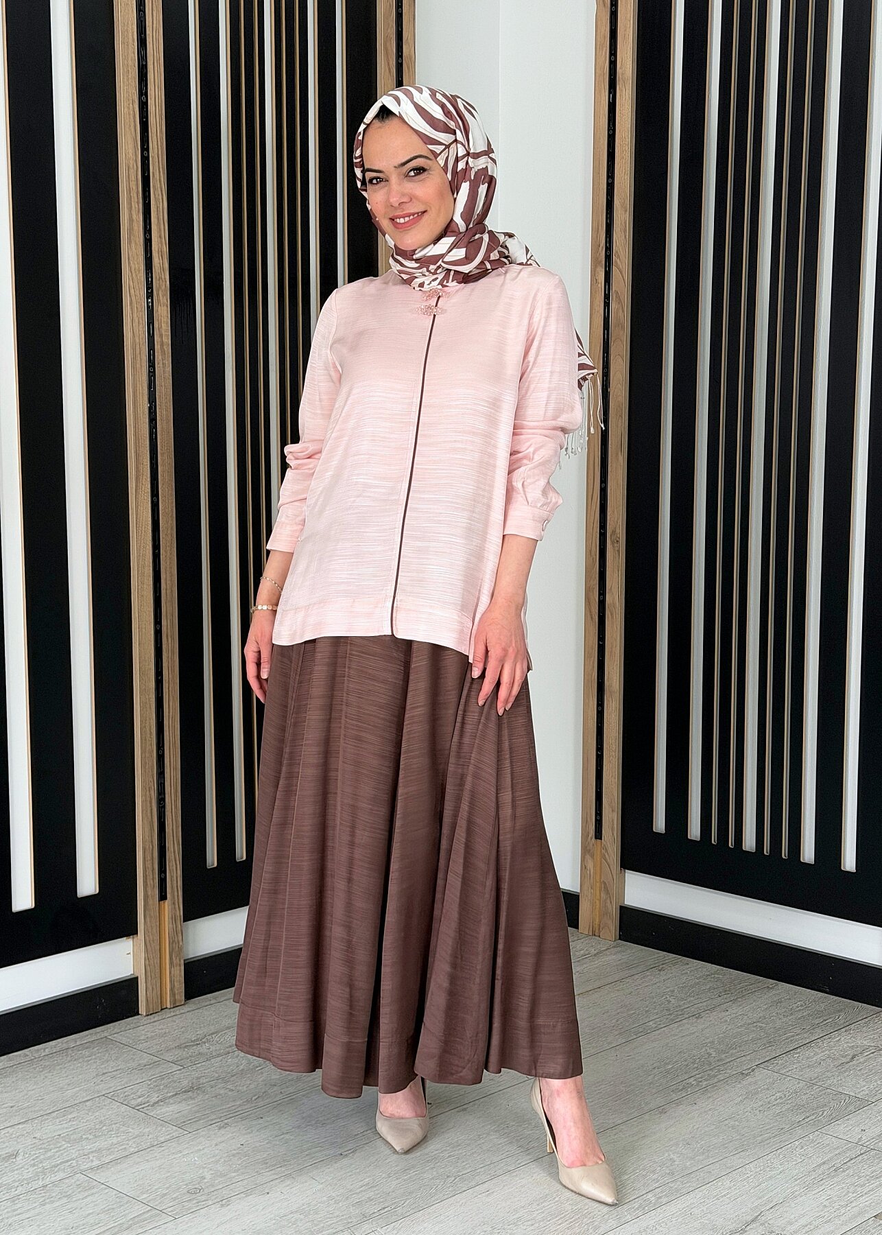 Qupra Yakası Broş Detaylı Etekli Takım Pembe/Kahve - 1